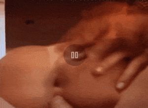 Mete dos dedos en el orto a una puta mientras el amigo le coge la concha