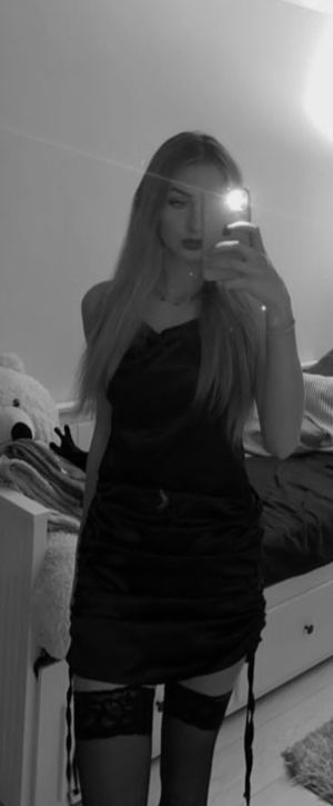 15 min after this Photo she was fucked by 5 dudes