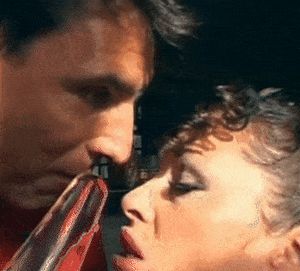 dos amigos usando una tetona