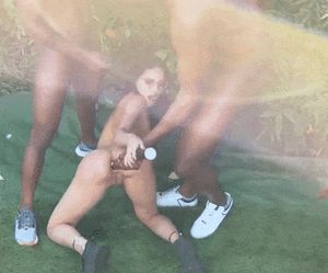 se mete un bate de beisbol en el orto