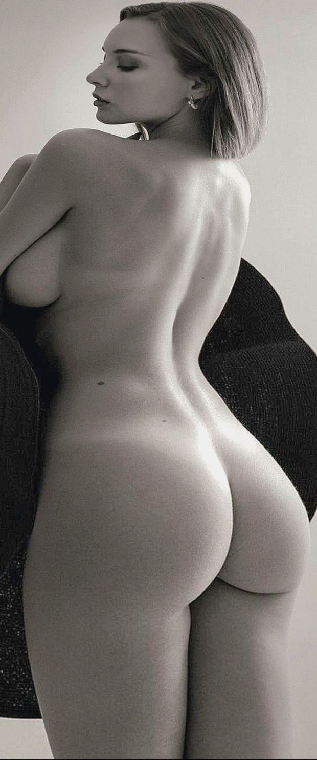 Looking sophisticated and very hot, great bod❤️