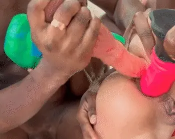 doble dildo en gangbang