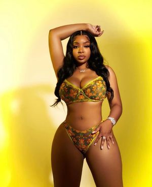 LightSkinKeisha looking sexy in her bra and panties