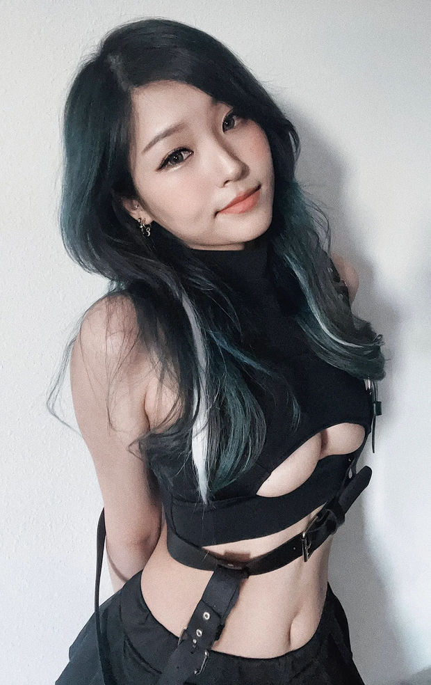 Asian underboob