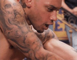 se la coge en cuatro y los amigos lo alientan