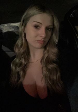 Keyra cleavage selfie in car