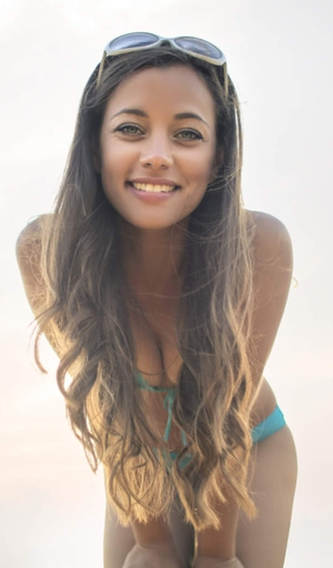 Smiley babe in bikini