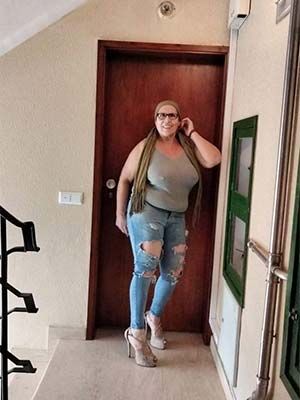 47 ans et transexuelle aux gros seins sur Mont-Saint-Aignan 76130 désire bouffer une queue