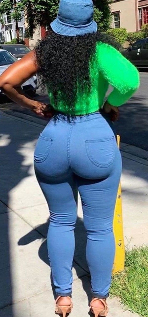 TIGHT JEANS
