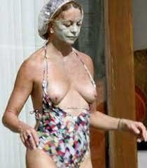 Goldie Hawn Oversized nose, flabby-saggy tiny-nipple tits and belly