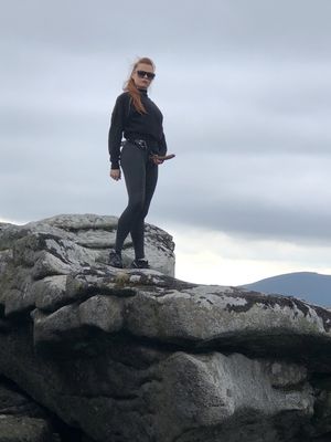 Come here so everyone can see us and suck my dick