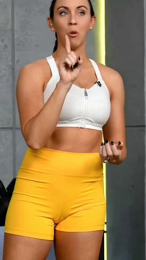 Sydney Cummings (flashing cameltoe)