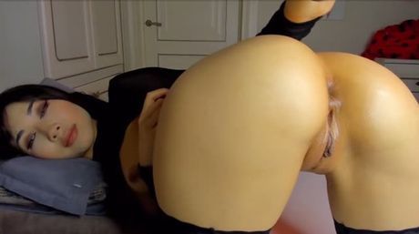 Anya consuela su hermoso culazo