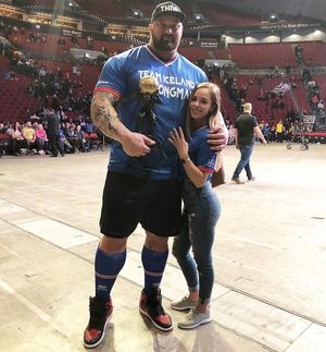 Petite and fit Kelsey Henson vs The Mountain