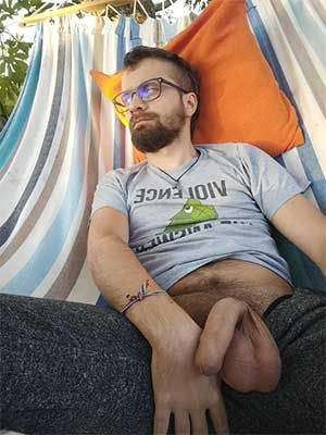 Big balls and fat sausage for this lay back stud in Opelika, Alabama looking for some fun