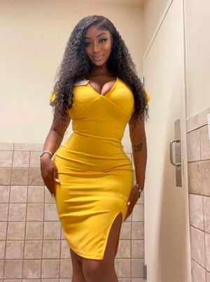 Sophia Ifeoma showing off her hourglass figure in a Yellow dress
