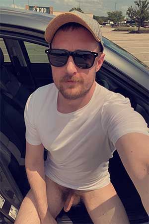 Flasing cock in the parking lot in a hope a guy will come suck me in my car - Sandy Springs, GA