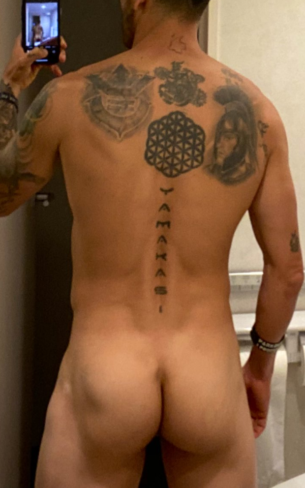 Ass selfie
