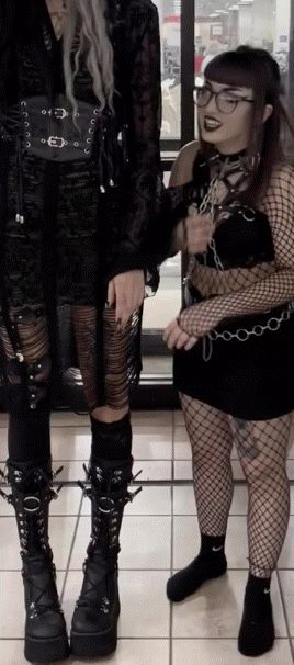 Petite goth Avril Bratts