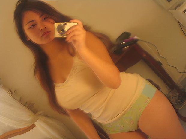 Mirror selfien in green underwear