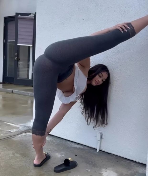 Lexie stand up splits yoga pants
