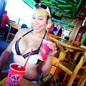 Mia Yim showing off her Cleavage in a bikini
