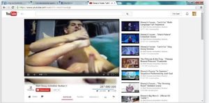 une salope se suce les doigts de pieds en cam