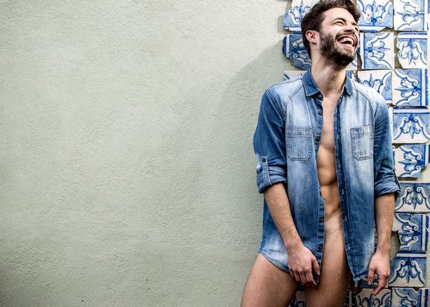 HAPPY POSE
