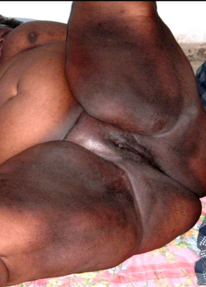 Would love to dive between her huge legs to eat that fat pussy.