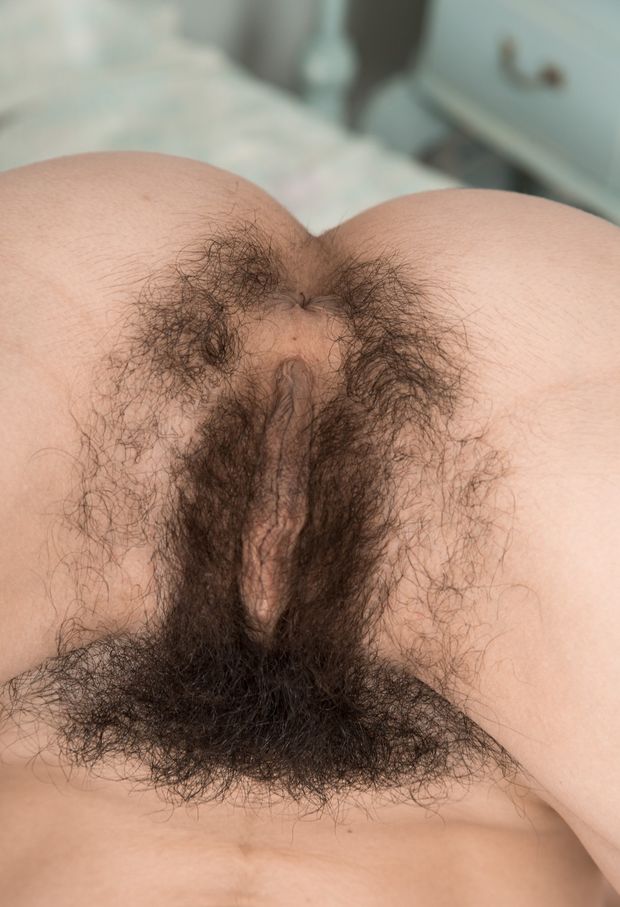 Luna O very hairy pussy and asshole