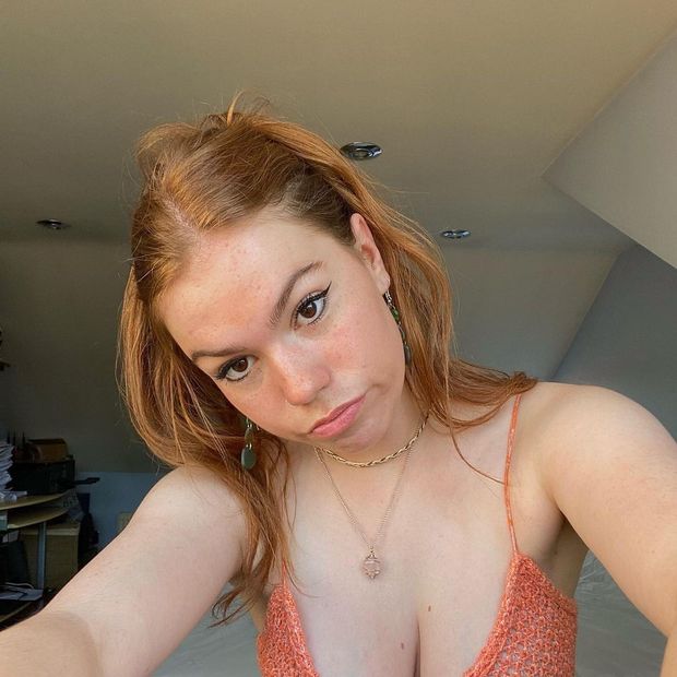 Stunning redhead cleavage