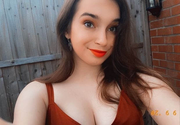 Cute Victoria Cleavage