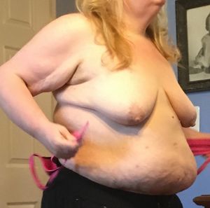 Gigi likes showing her tits