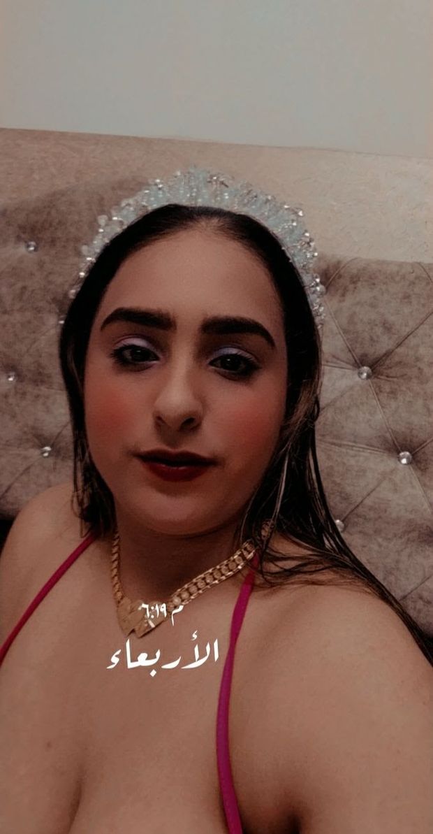 سمراء كبيره الثدي