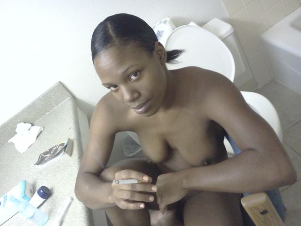 Smoking in the bathroom (Imgur: 2012 23 Views)