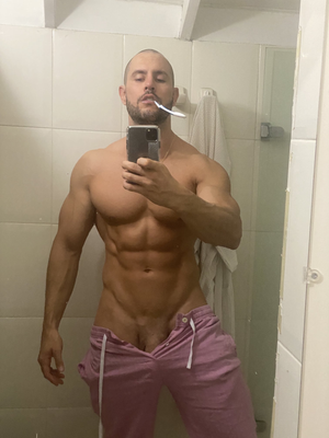 050223 Il se brosse les dents torse nu la queue à moitié visible