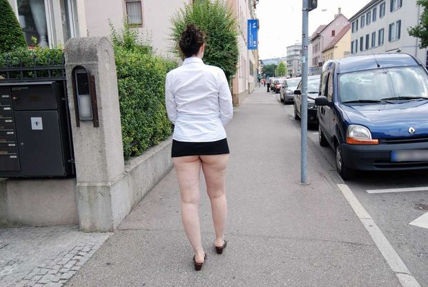 mature mini skirt no panties ass
