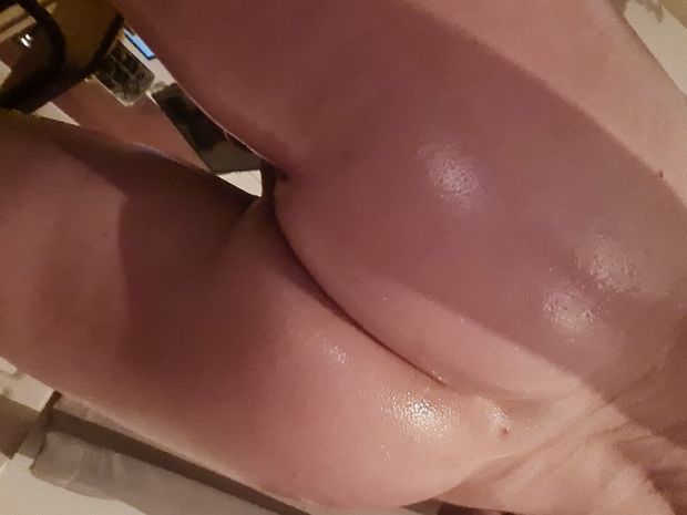 Picture of my oiled ass