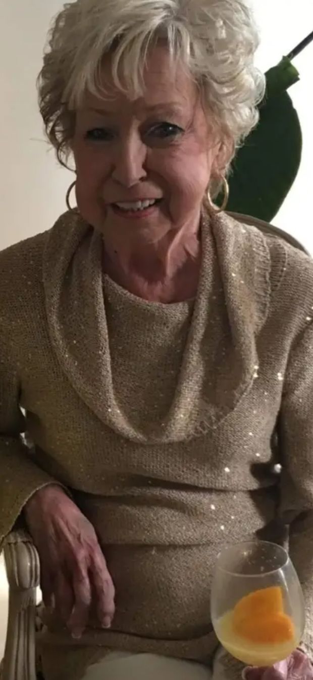 JOANN LOVES SMOKING HER VIRGINIA SLIMS 120s AND DROPPING BIG LOGS OF SHIT ON MY FACE!❤️