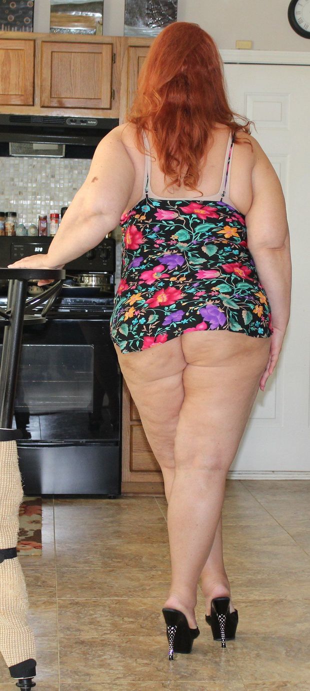 mature mini skirt no panties ass