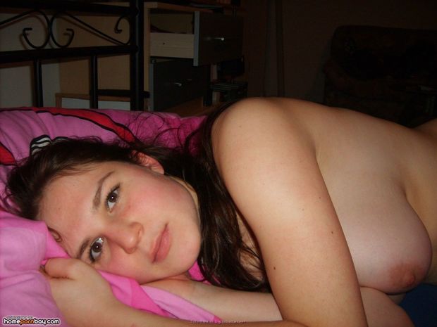 Sexy brune se repose