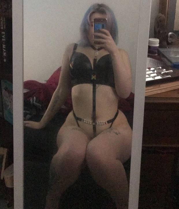 Alt Sophie mirror selfie