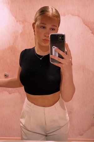 Brooklyn black t-shirt selfie