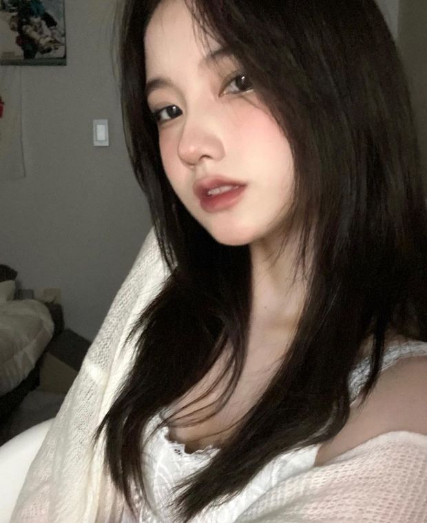 Cum tribute anyone? Feeling hungry for some cum~