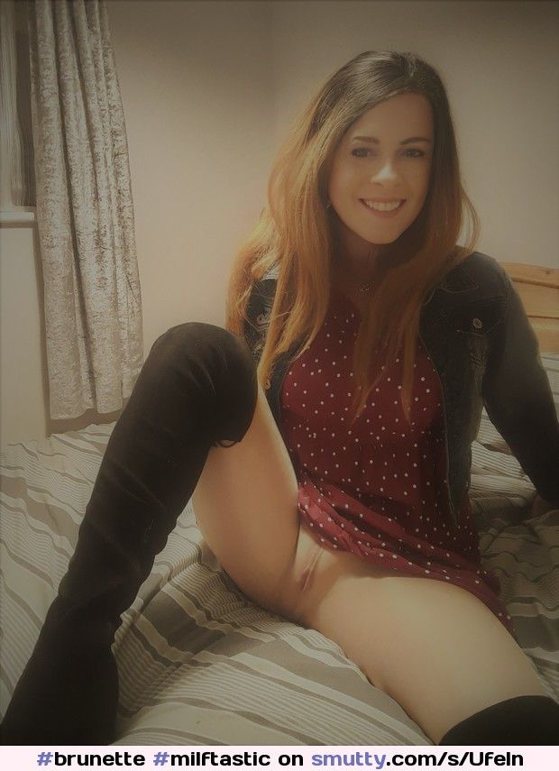 Shaved pussy upskirt