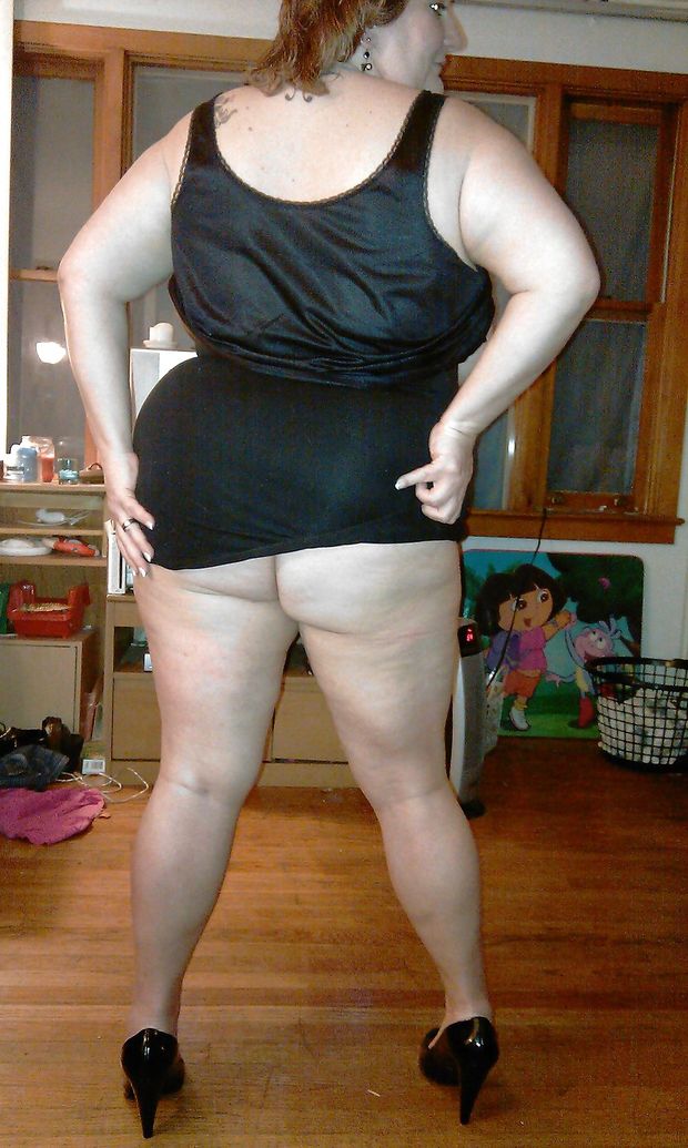 mature mini skirt no panties ass