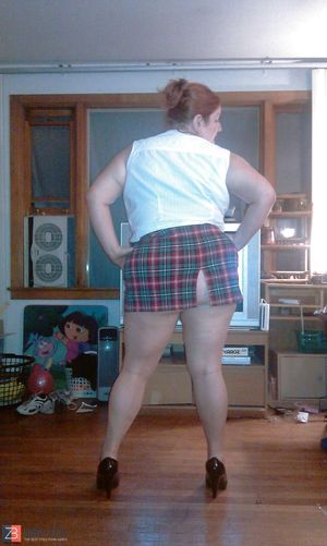 mature mini skirt no panties ass