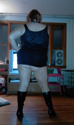 mature mini skirt no panties ass