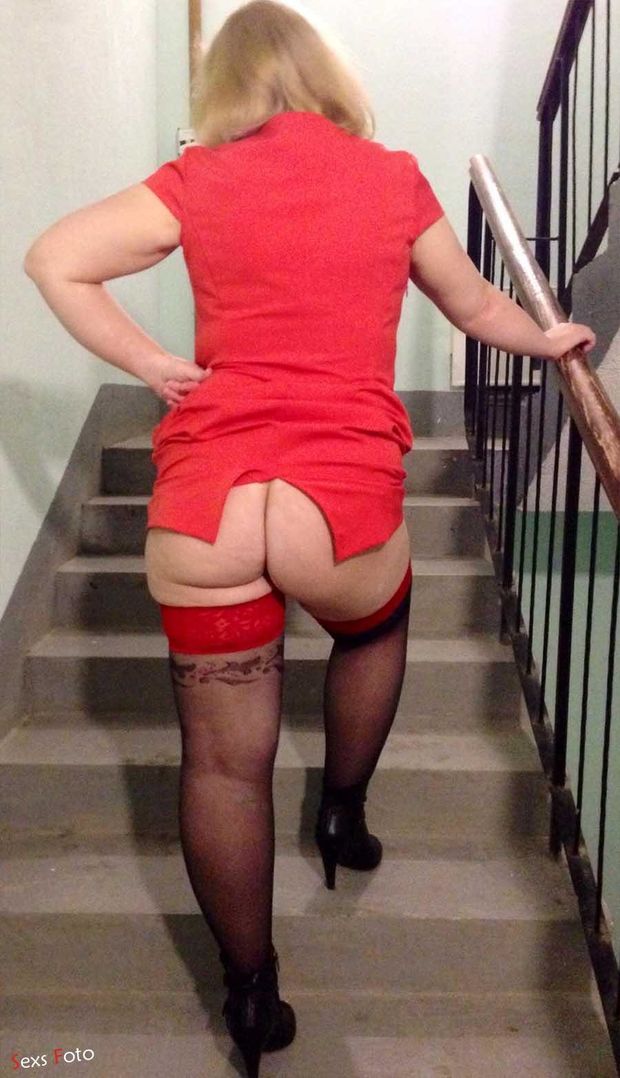 mature mini skirt no panties ass
