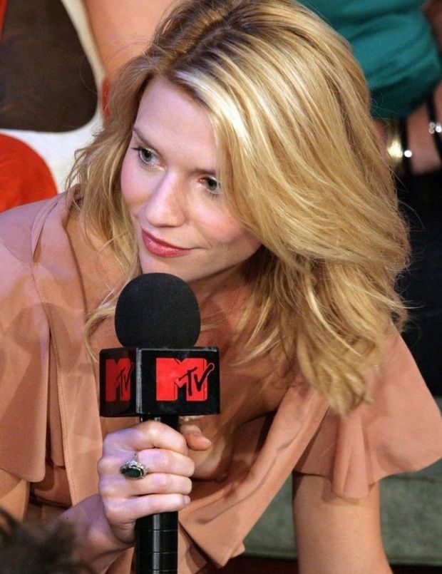 Claire Danes slips a nipple.